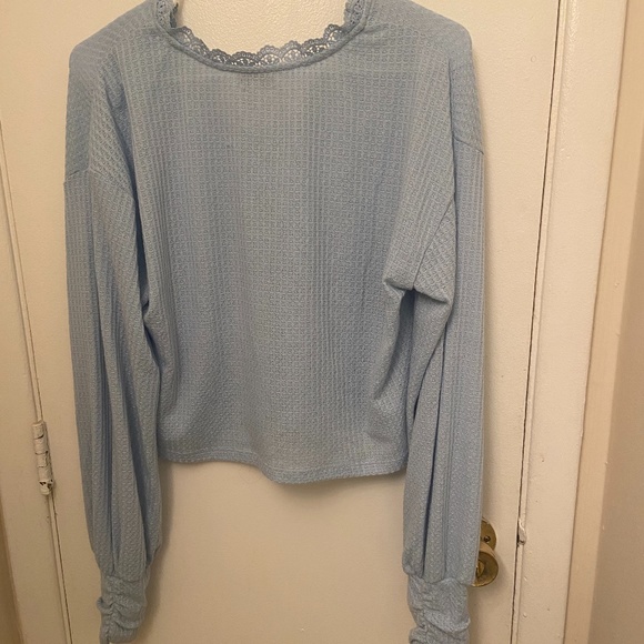 Blue ruched sleeved v neck crop top - Picture 2 of 3